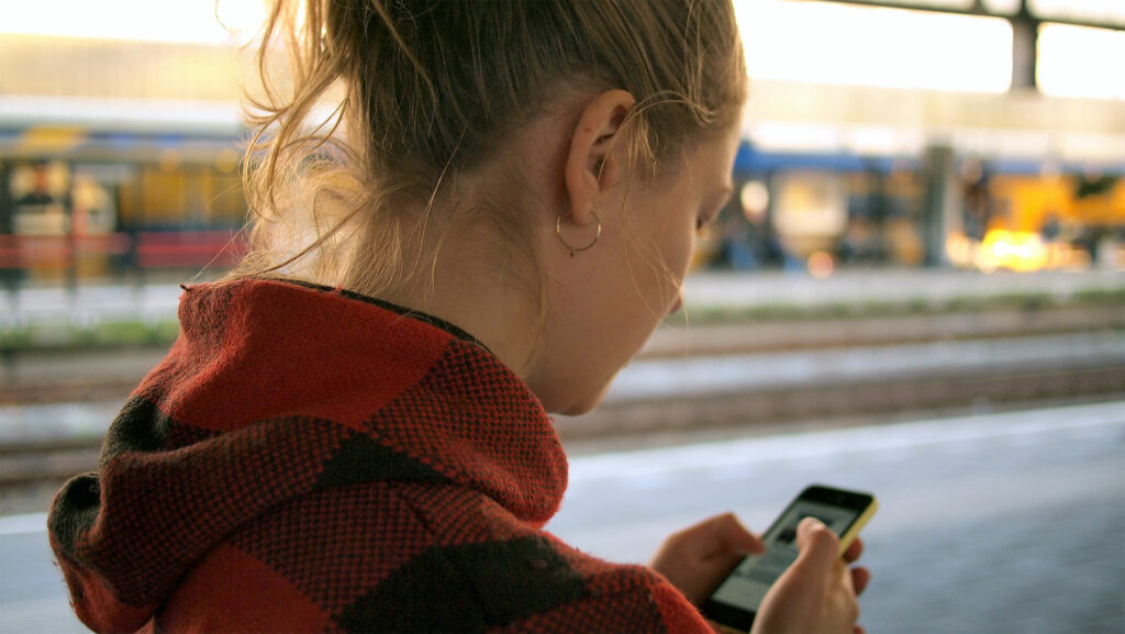 woman trying to retrieve old phone number